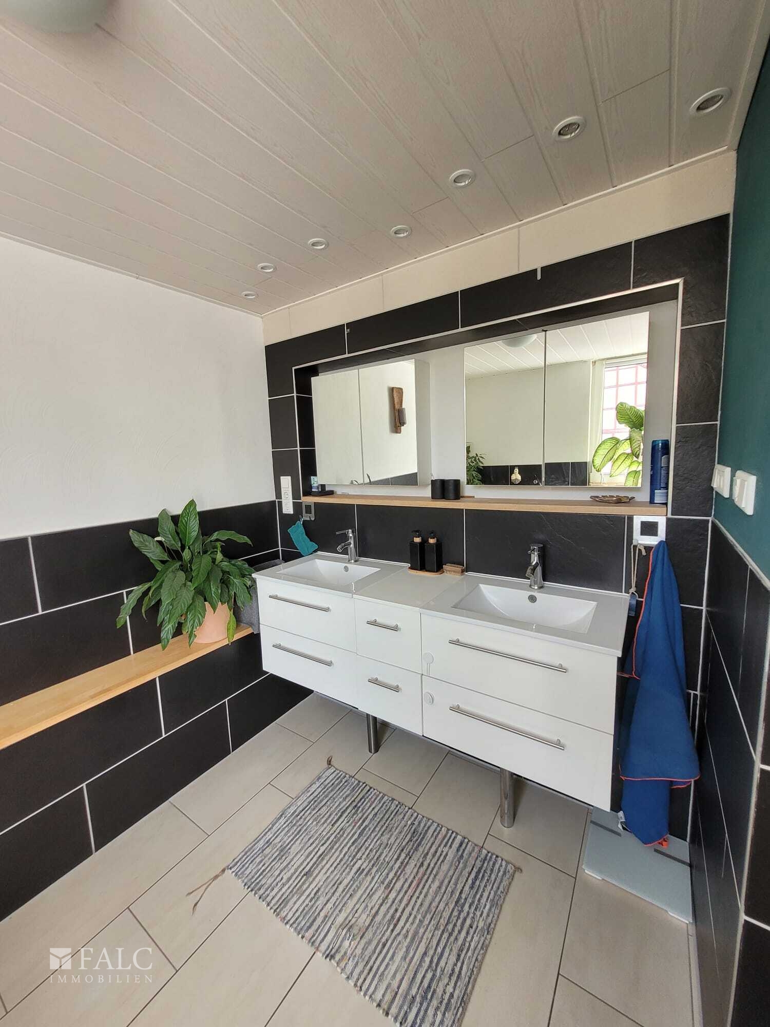 Bad mit zwei Waschbecken